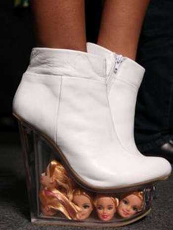 Delia Matache face senzație cu accesoriile excentrice, la X Factor 64 barbshoes_Delia