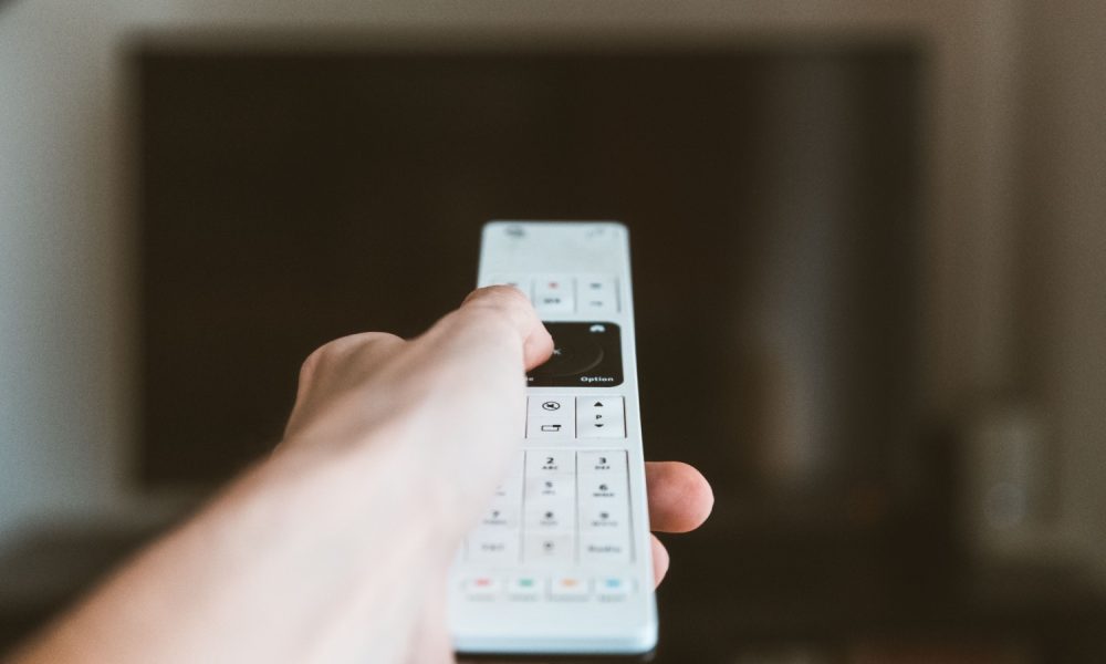Televizorul pierde teren în fața telefonului, pe măsură ce tot mai mulți tineri adulți aleg mediul online ca principală sursă de divertisment