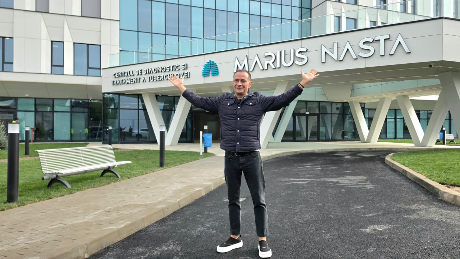 Cetăţenii Sectorului 4 beneficiază de o nouă facilitate medicală. Primarul Daniel Băluță a predat noul spital „Marius Nasta”, în prezența premierului și a miniștrilor Sănătății și Finanțelor 61 Daniel Băluță